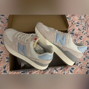 New Balance 574 Women's (size 9) Athletic Shoes - White and Light Blue